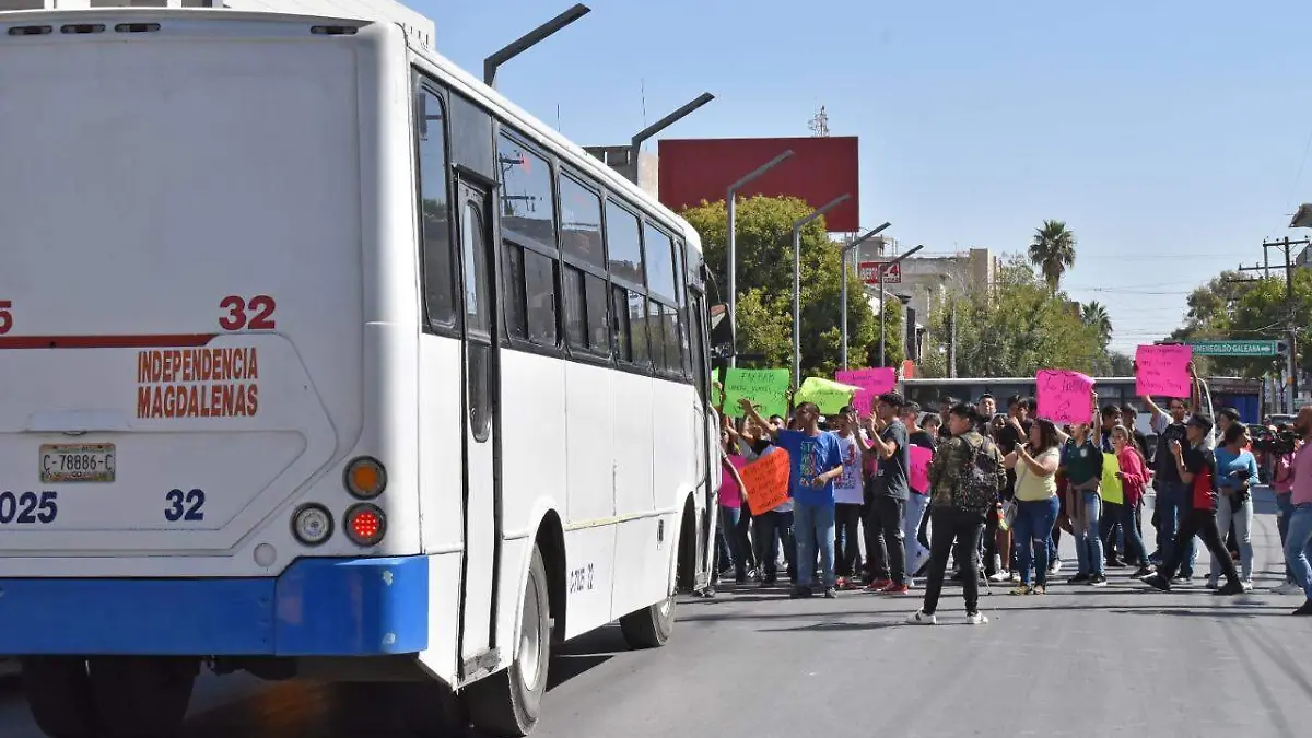 20 COBIAN 5   Antorchistas toman la calle para protestar